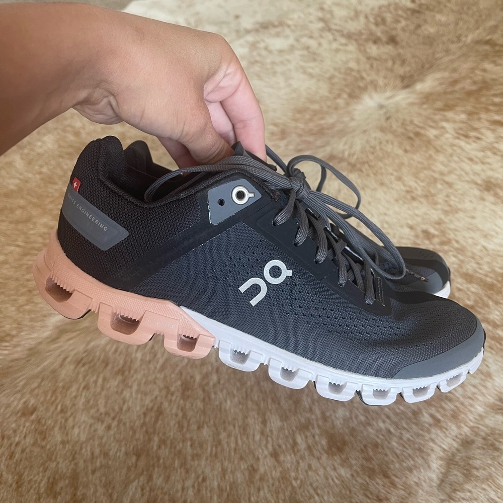 ON cloudflow sneakers